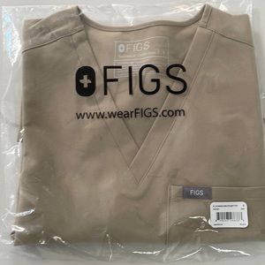 LIMITED EDITION, FIGS CATARINA ONE POCKET SCRUB TOP SMALL IN SANDSTONE.
